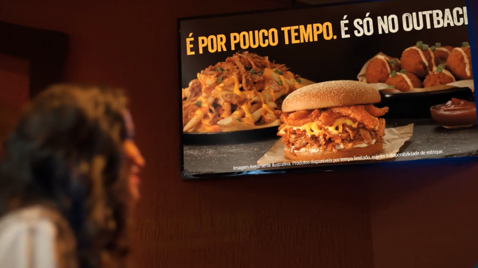 Tela de Digital Signage em ambiente corporativo